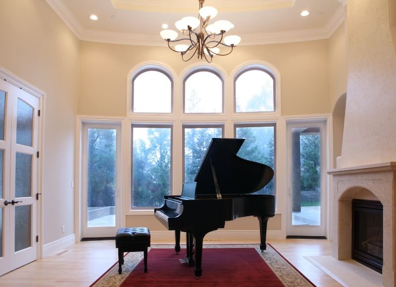 grand piano in room_